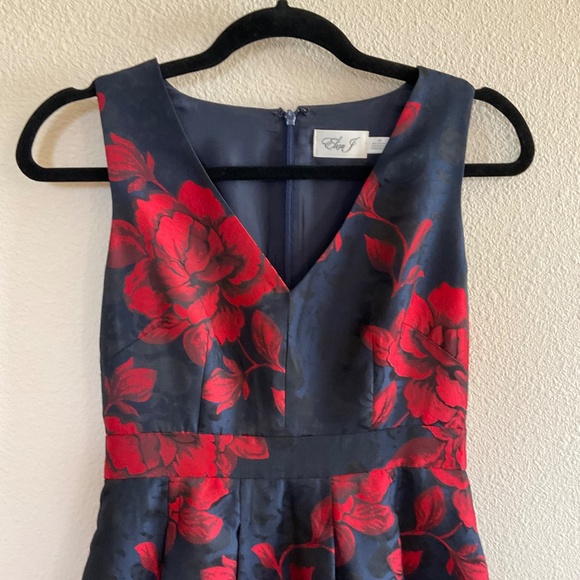 Sleeveless blue and red pleated shiny party dress - Picture 2 of 3